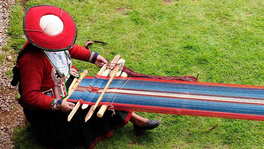 Peru_Machu_Picchu_Woman_Weaving