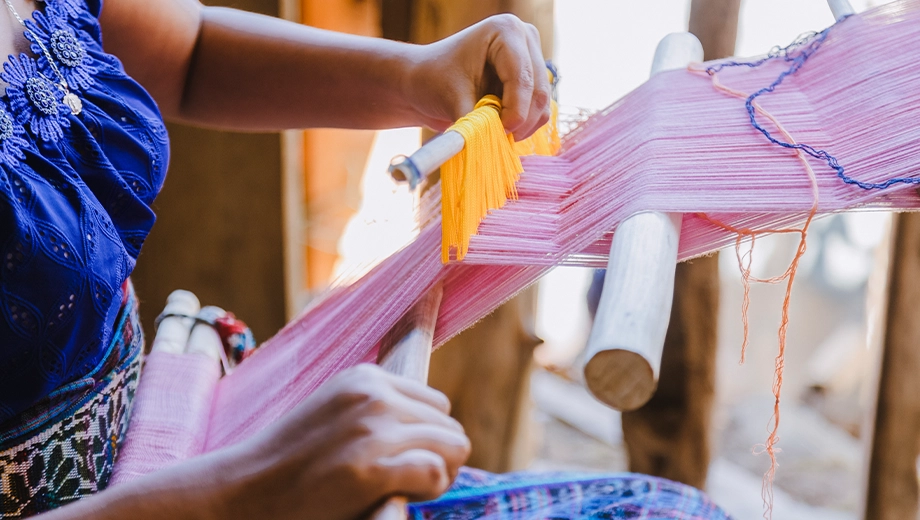 Indigen artisan weaving