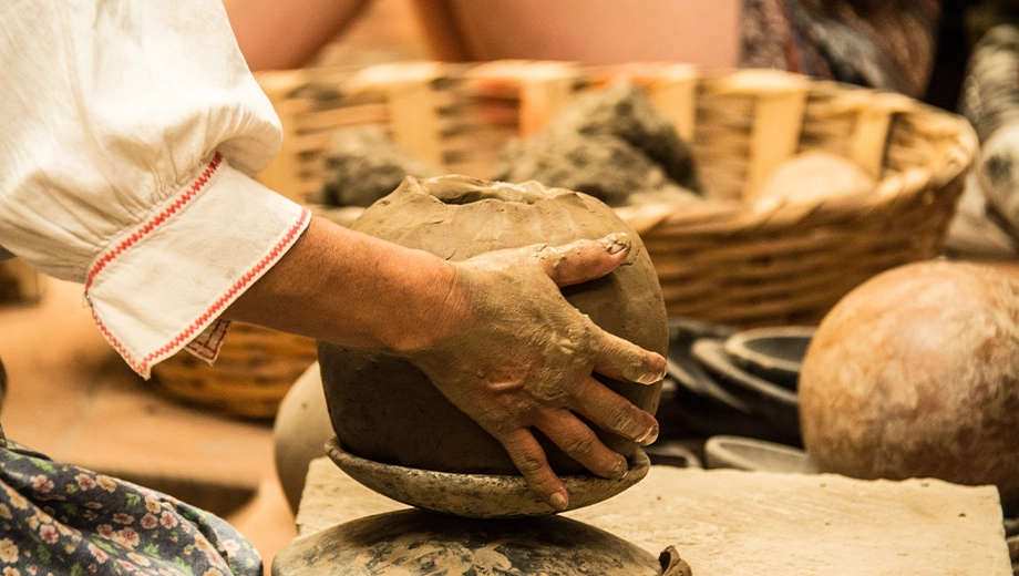 Artisan working, San Bartolo Coyotepec