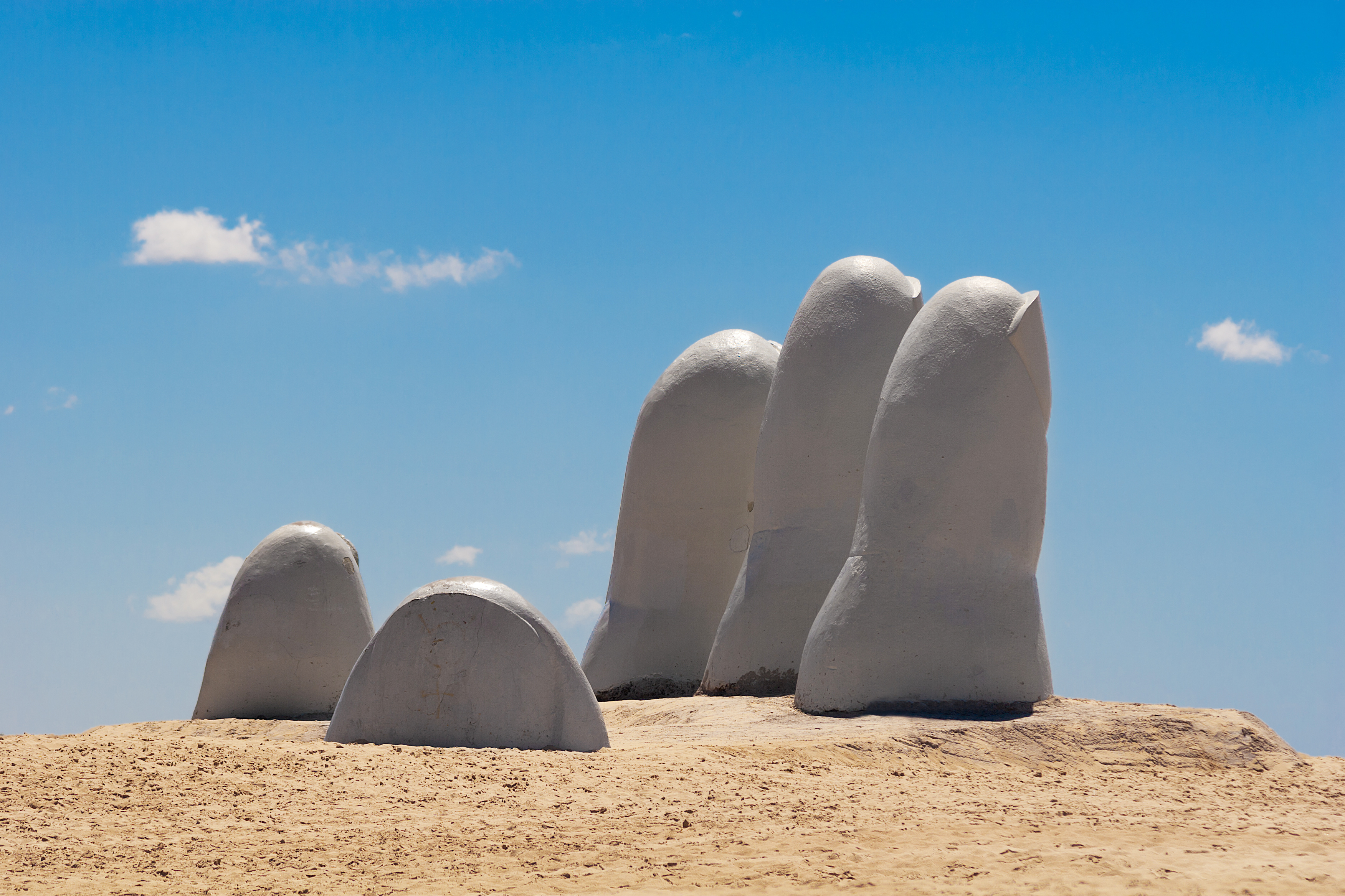 Uruguay_Punta_del_Este_hand_sculpture